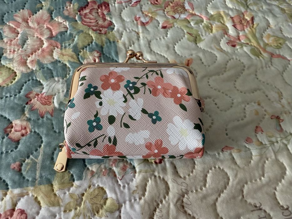 Carteira Floral Rosa/com bolsa versatil