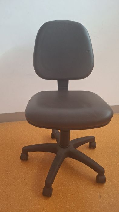 Cadeira escritório em pele castanha