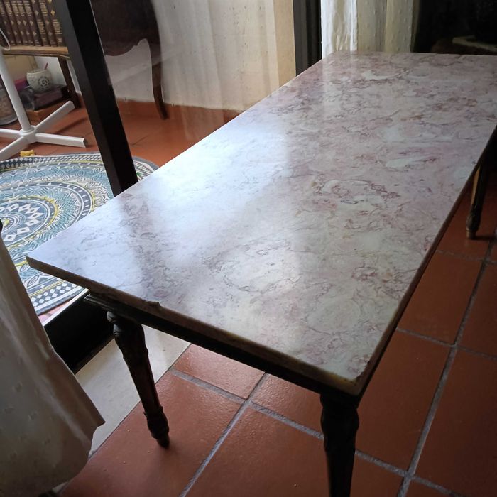 Mesa de centro lacada dourada e rosa