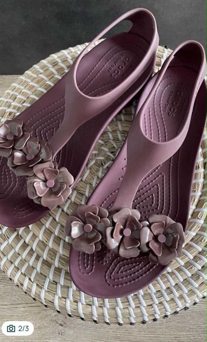 Crocs sandały serena embellish burgundowe W7 37/38