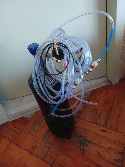 2 акваріума по 496 літрів, з стілажем.