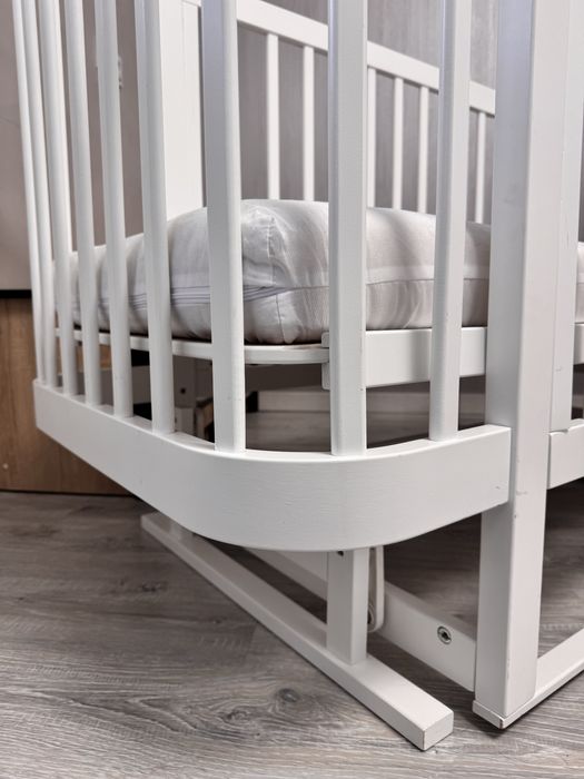 Дитяча колиска з маятником і матрасом