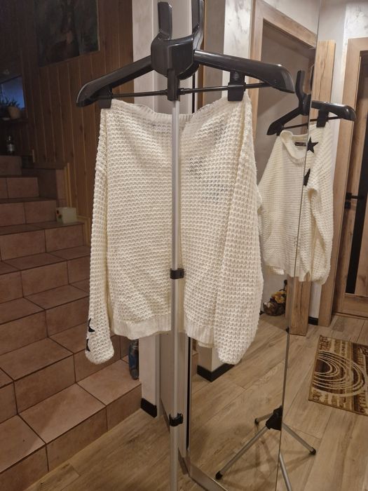 Dziewczęcy kremowy sweterek z czarną gwiazdką