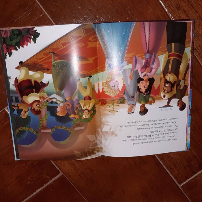 Livro Frozen, praticamente novo.