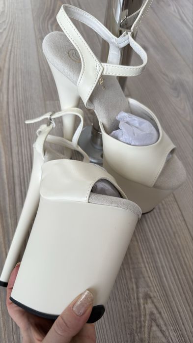 Продам стріпи pleaser 38р