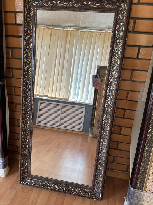 Новые зеркала , большие с красивой рамой.