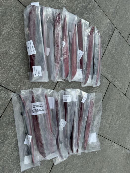 Відбивач (катафот) заднього бампера Tesla M3/МУ - 1077407-00-F,