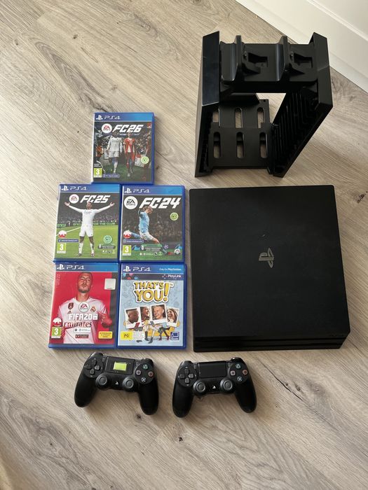 Sprzedam PS4 Pro 1TB dwa pady plus gry
