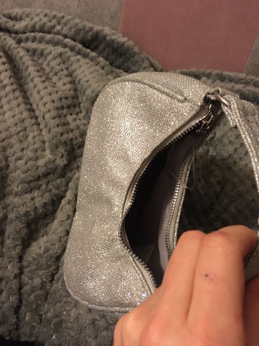 Mała błyszcząca srebrna torebka