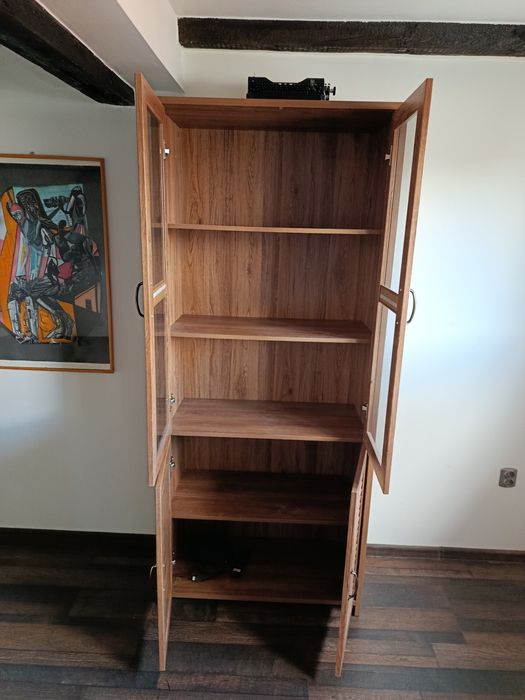 Wysoka komoda ze szkłem