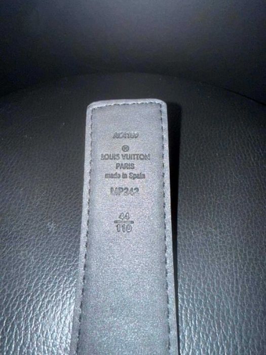 Pasek Louis Vuitton – czarny, motyw LV, srebrna klamra, second hand