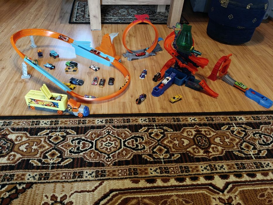 Tory i samochody Hot Wheels.