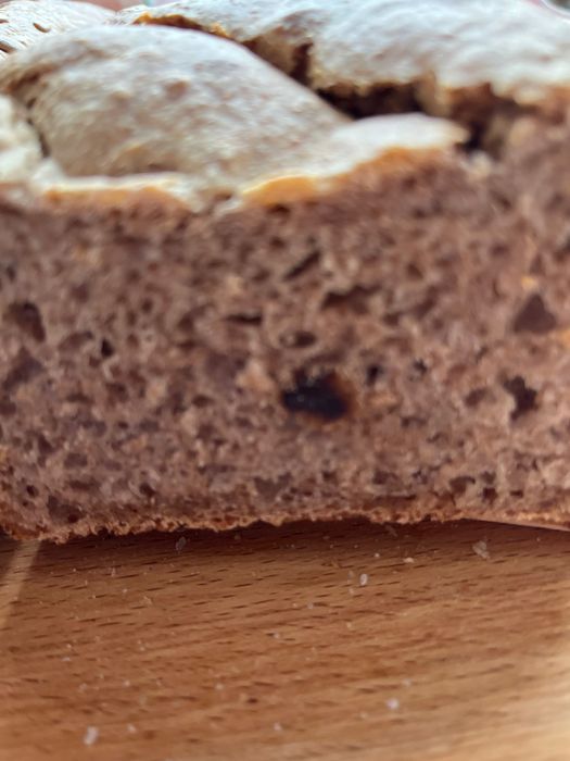 Chleb na żytnim zakwasie ze śliwkami