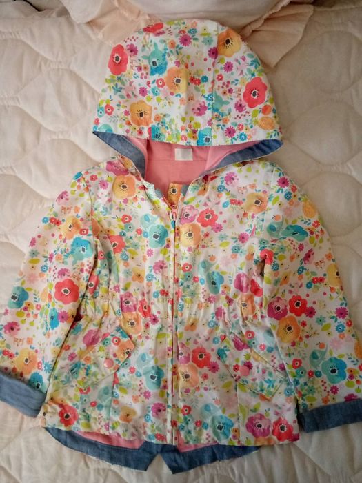 Вітровка на дівчинку