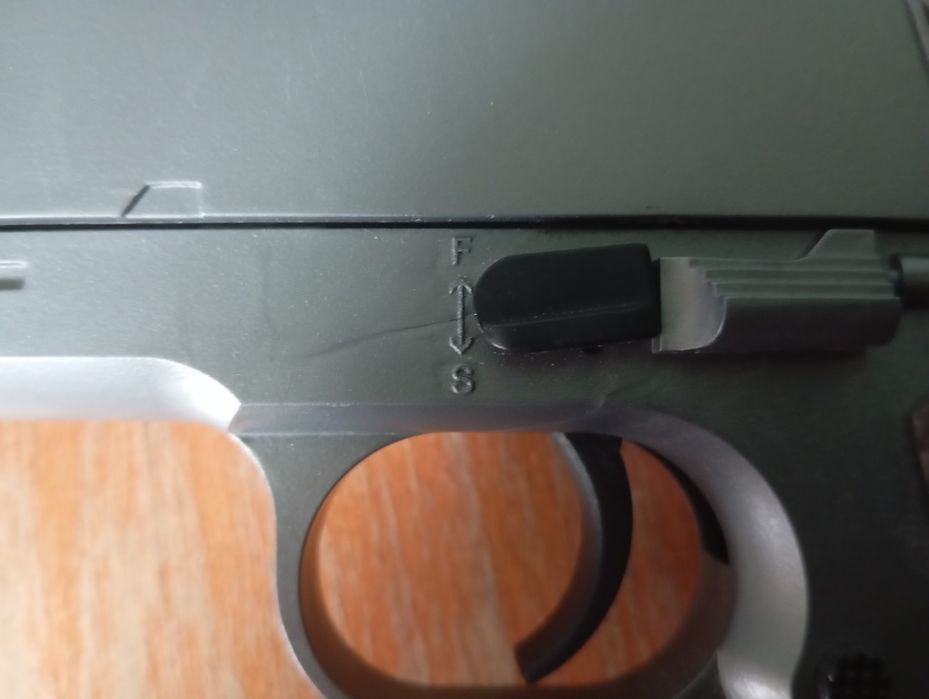 Пистолет на пульках пластиковый