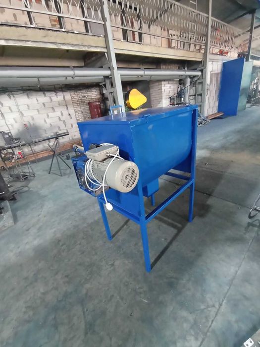 Змішувач кормів, сумішей,кормозмішувач горизонтальний