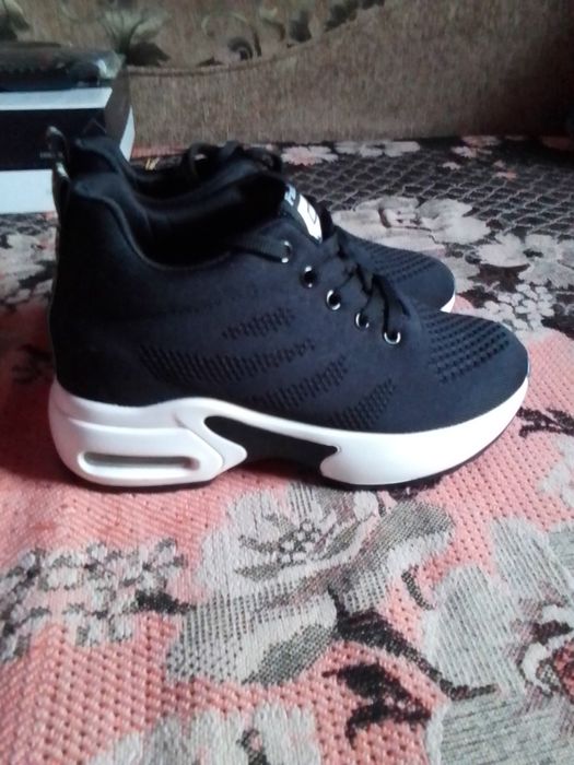 Кросівки на весну