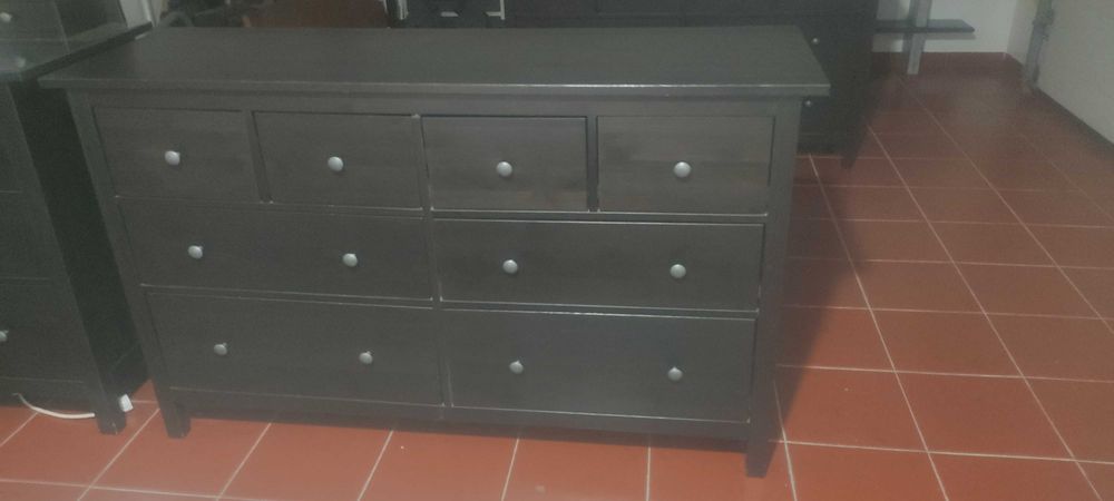 Cómoda de 8 gavetas em madeira preta