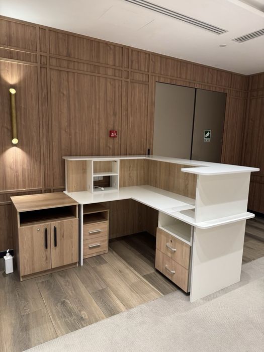 Стійка-ресепшн в ідеальному стані.