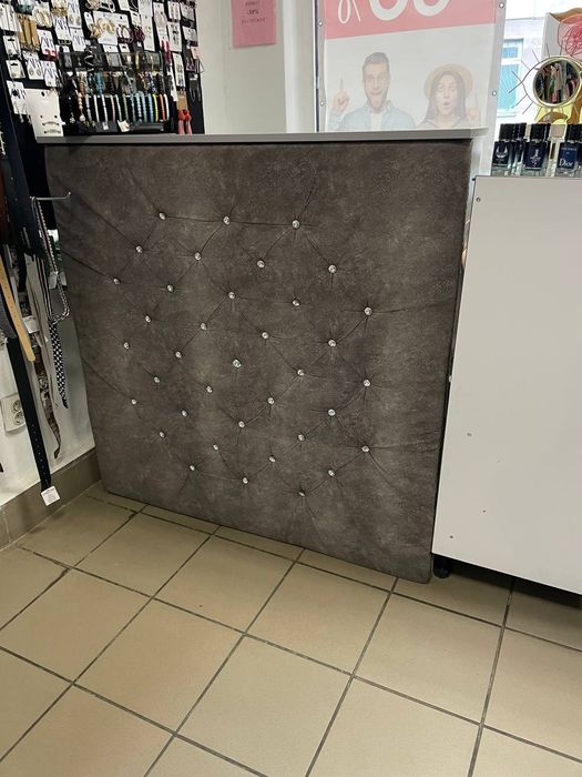 Ресепшн, касова зона,стіл адміністратора.