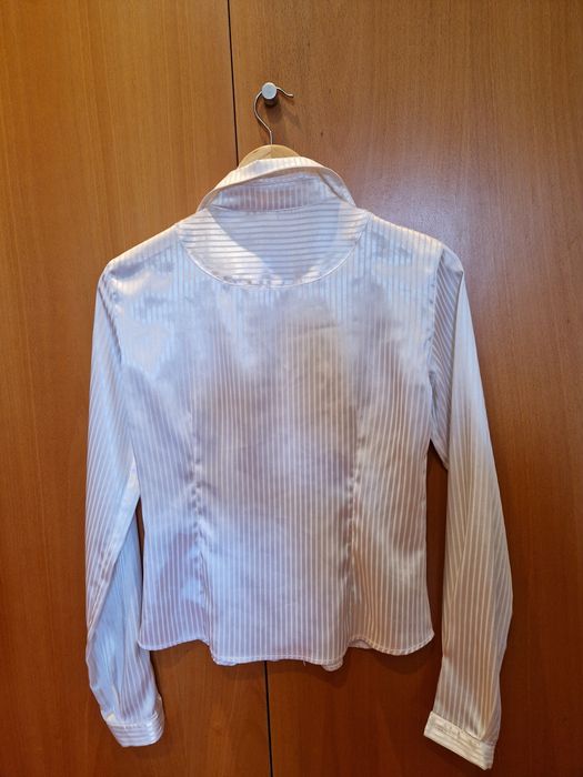 Camisa de cetim branca às riscas