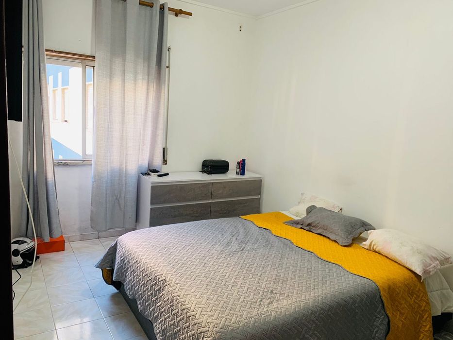 QUARTO DE CASAL NA AMORA, disponível entrada imediata.