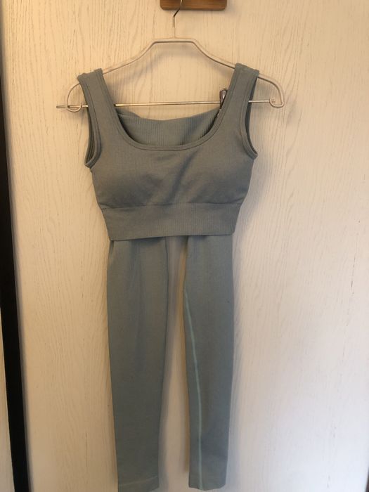 Mietowy zestaw set sportowy leginsy i top prazkowany w bdb stanie