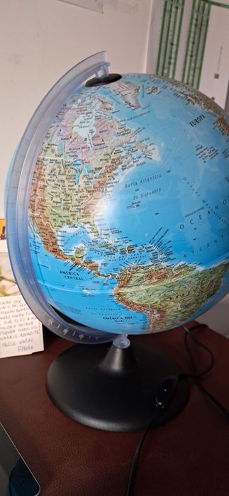 Globo com luz como novo,vendo porque a minha filha já nao precisa