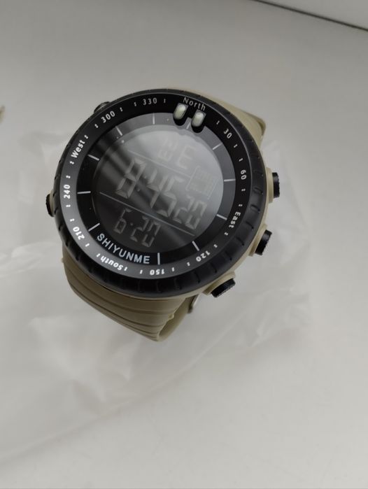 Чоловічий цифровий електронний годинник