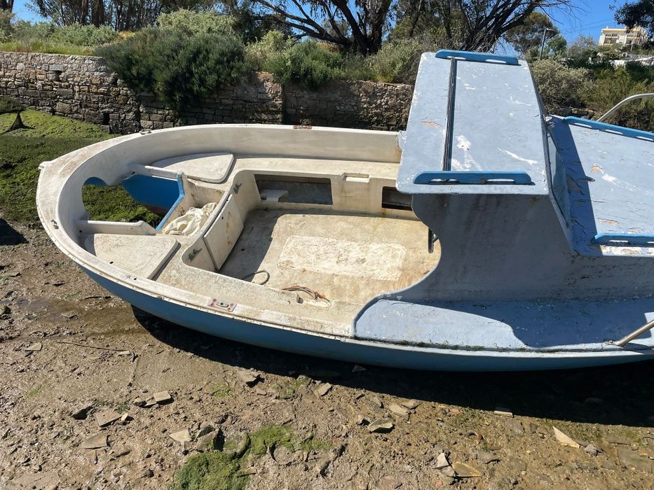 Barco de fibra usado (5 m) – Ótimo para hobby, pesca ou turismo