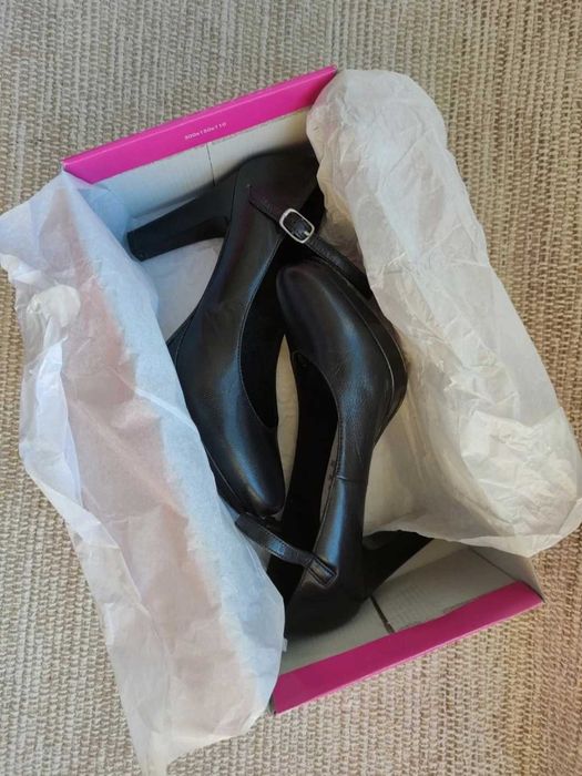 Sapatos salto alto redondos, cor preta com fivela