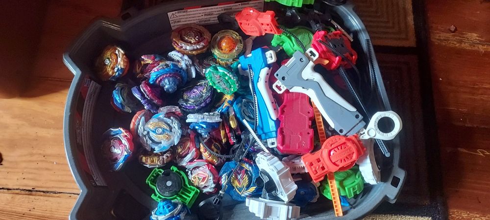 Vendo vários piões