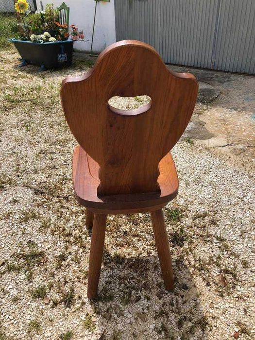 Cadeira Rustica, excelente estado
acabamento em cera, madeira .