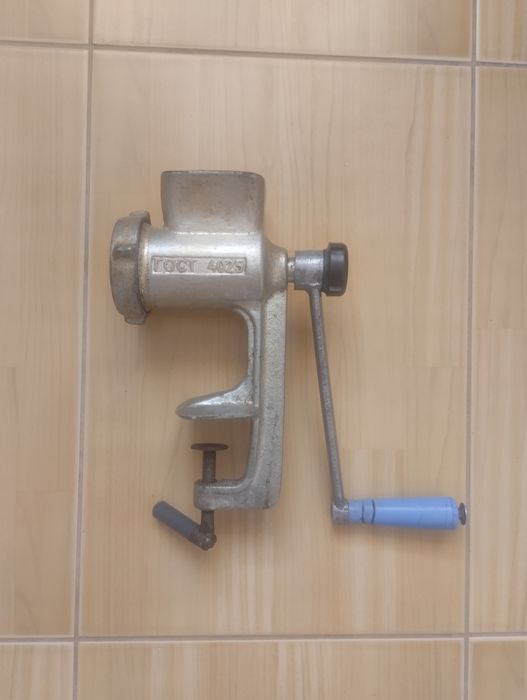 М'ясорубка чавунна.