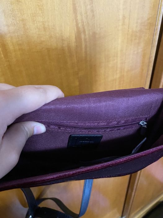 mala bordô com estrelas