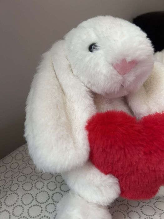 Jellycat white biały królik króliczek z różą czerwona jellycat