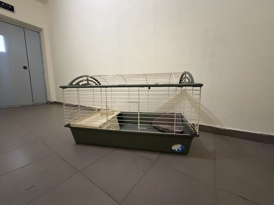 Продам якісну клітку Ferplast