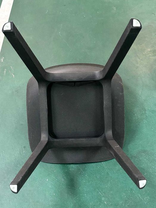 6 Cadeiras de sala de jantar, em material muito resistente, na cor cinza escuro, em muito bom estado.