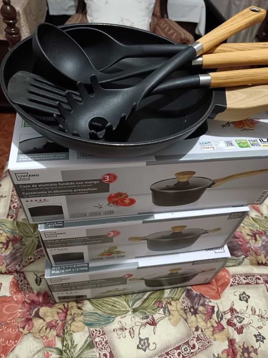 3 panelas e uma frigideira. todos de endução