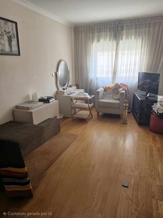 T1 amplo com 90 m², garagem e elevador — Ameixoeira / Santa Clara