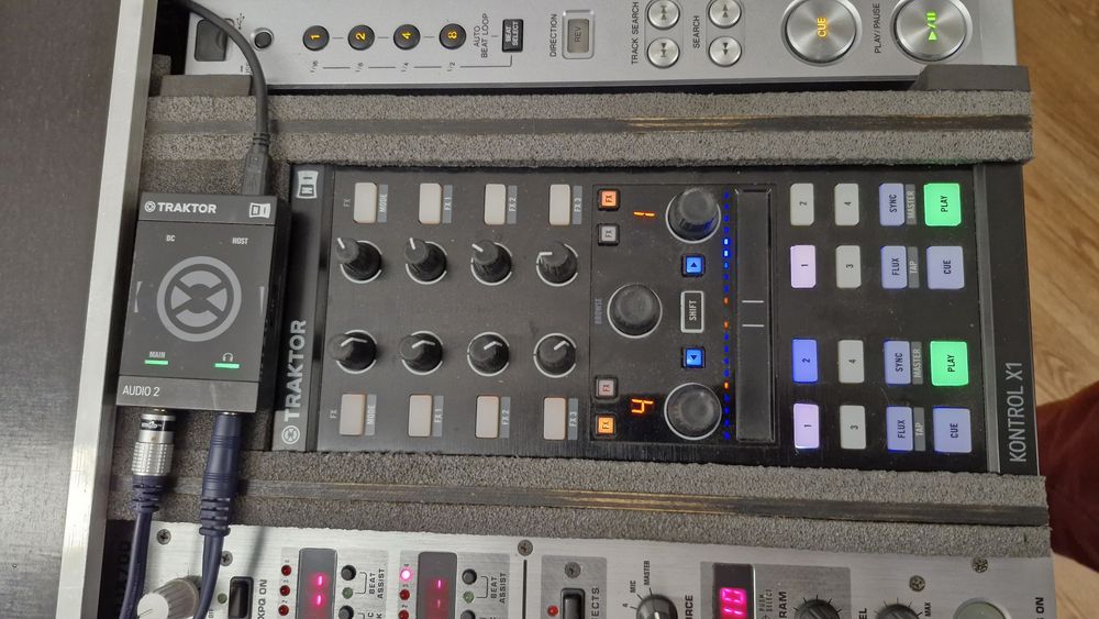 Native Instruments TraktorDJ X1 i Audio 2 DJ