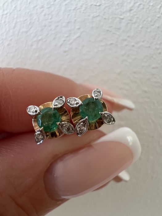 Золотые серьги пусеты с бриллиантами и изумрудами красное золото 585 п