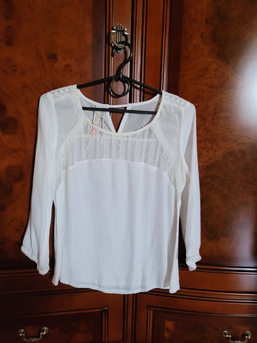 Sprzedam delikatną białą bluzeczkę Bershka rozm s