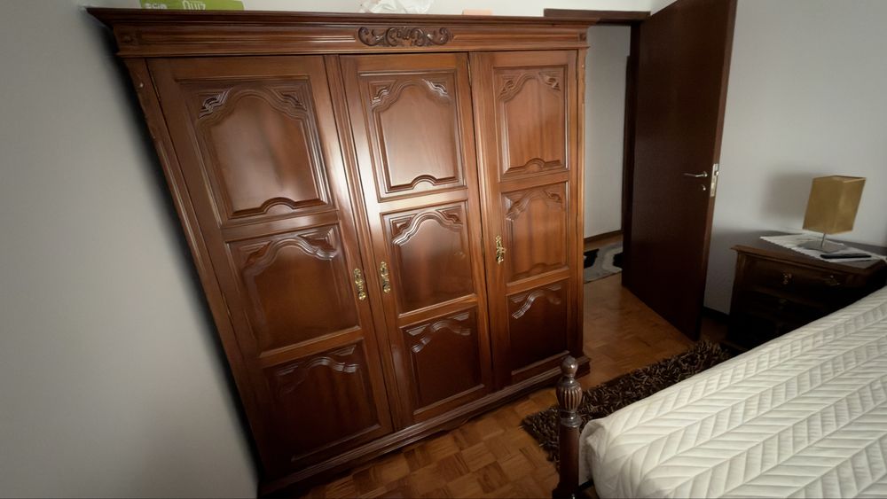 Quarto de Casal Completo em Madeira Maciça – Excelente Estado