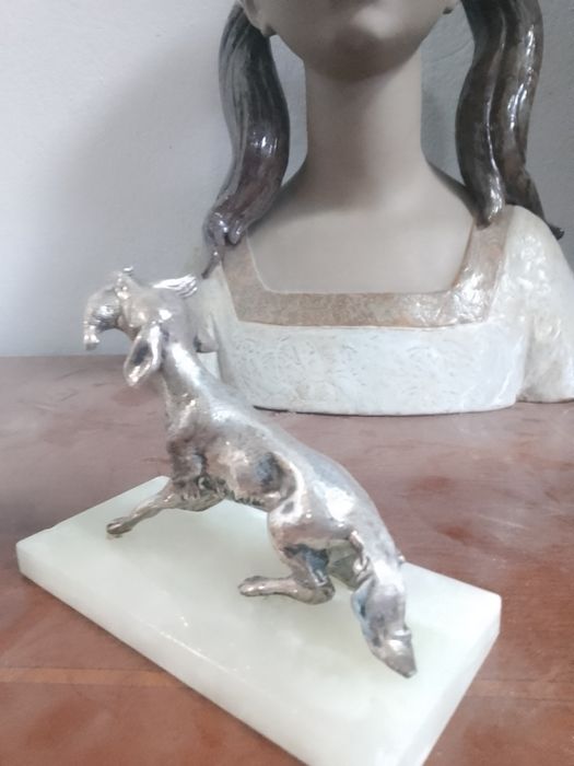 escultura de cachorro prateado