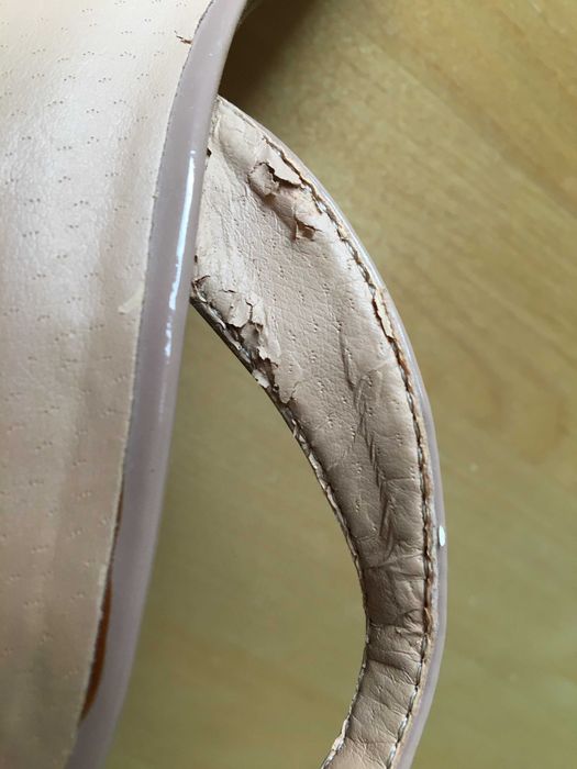 Szpilki beżowe lakierowane