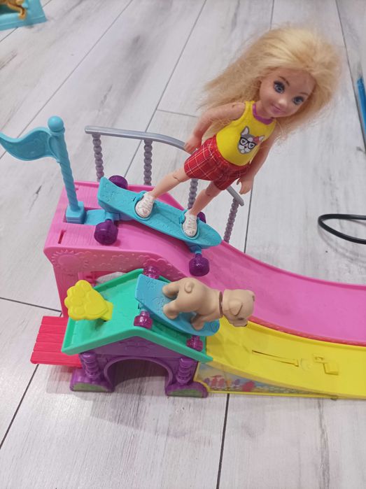 Lalka Chelsea z psem i dwoma zjezdzalniami