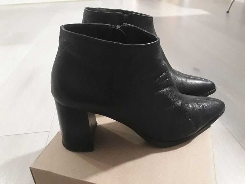 Skórzane nieocieplane botki marki Lasocki