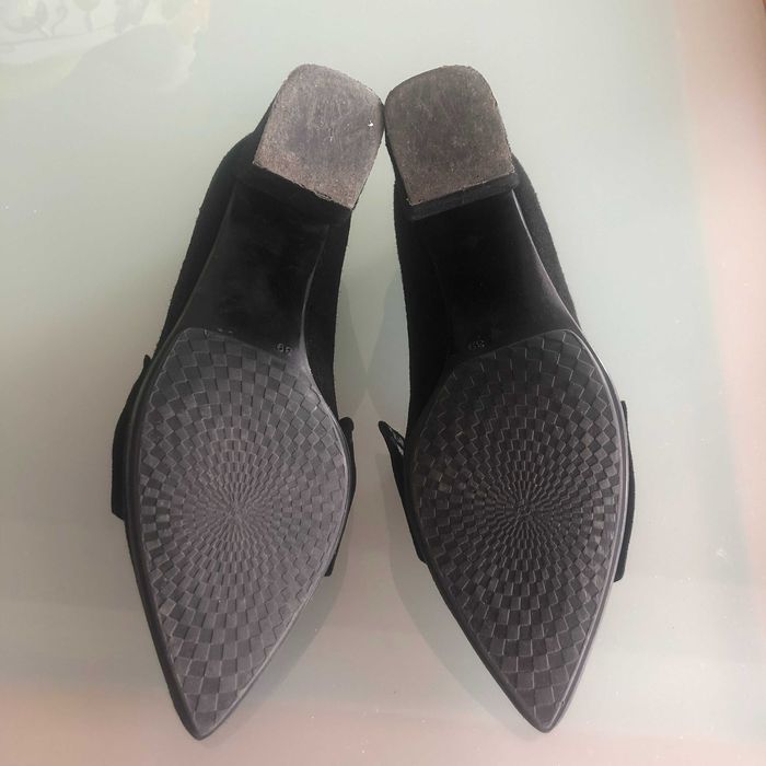 Sapato preto de camurça