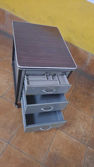 Móvel em chapa para arrumação de equipamentos e ferramentas